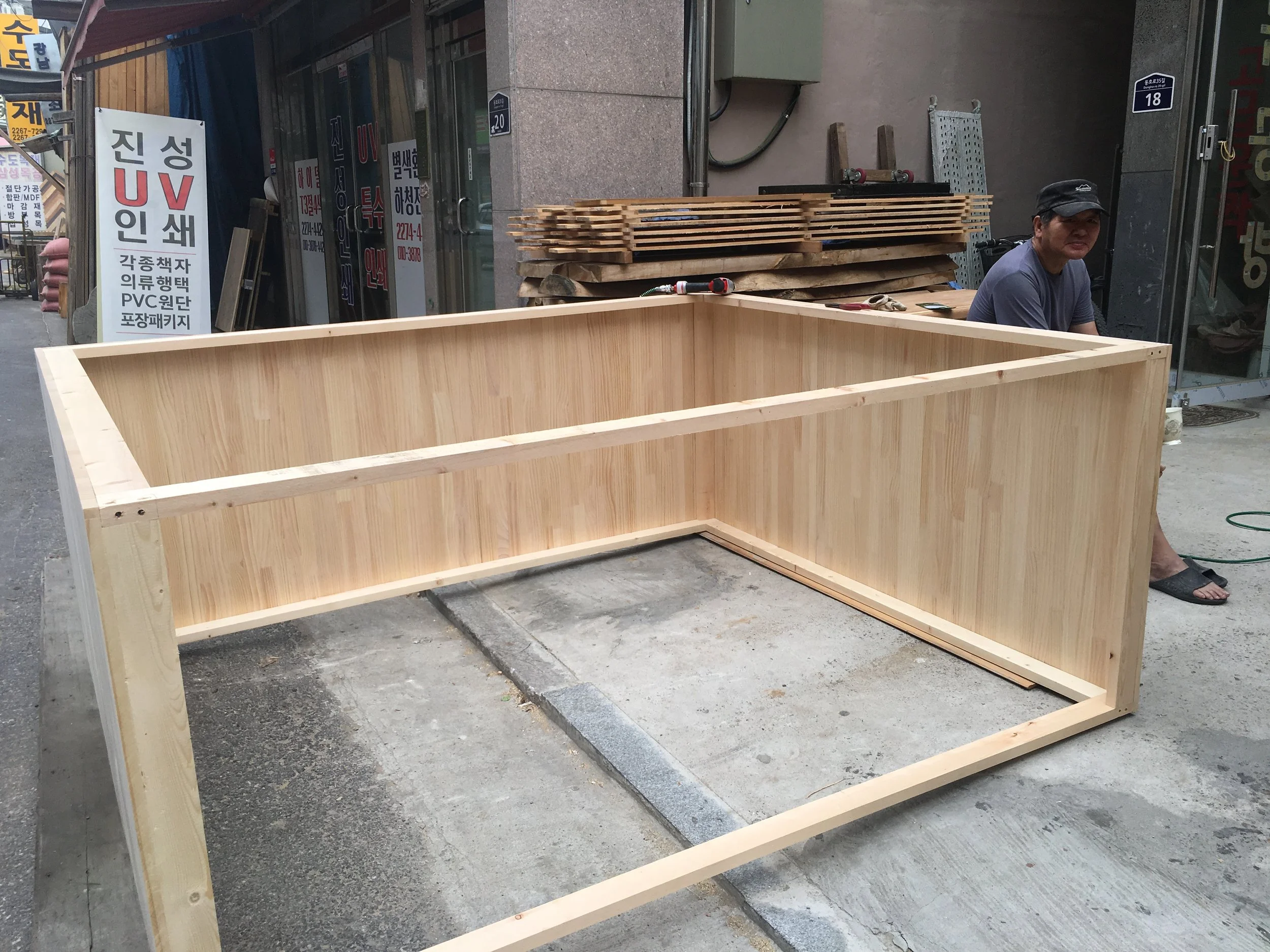 Toun28 Retail VMD Stands — Toun28