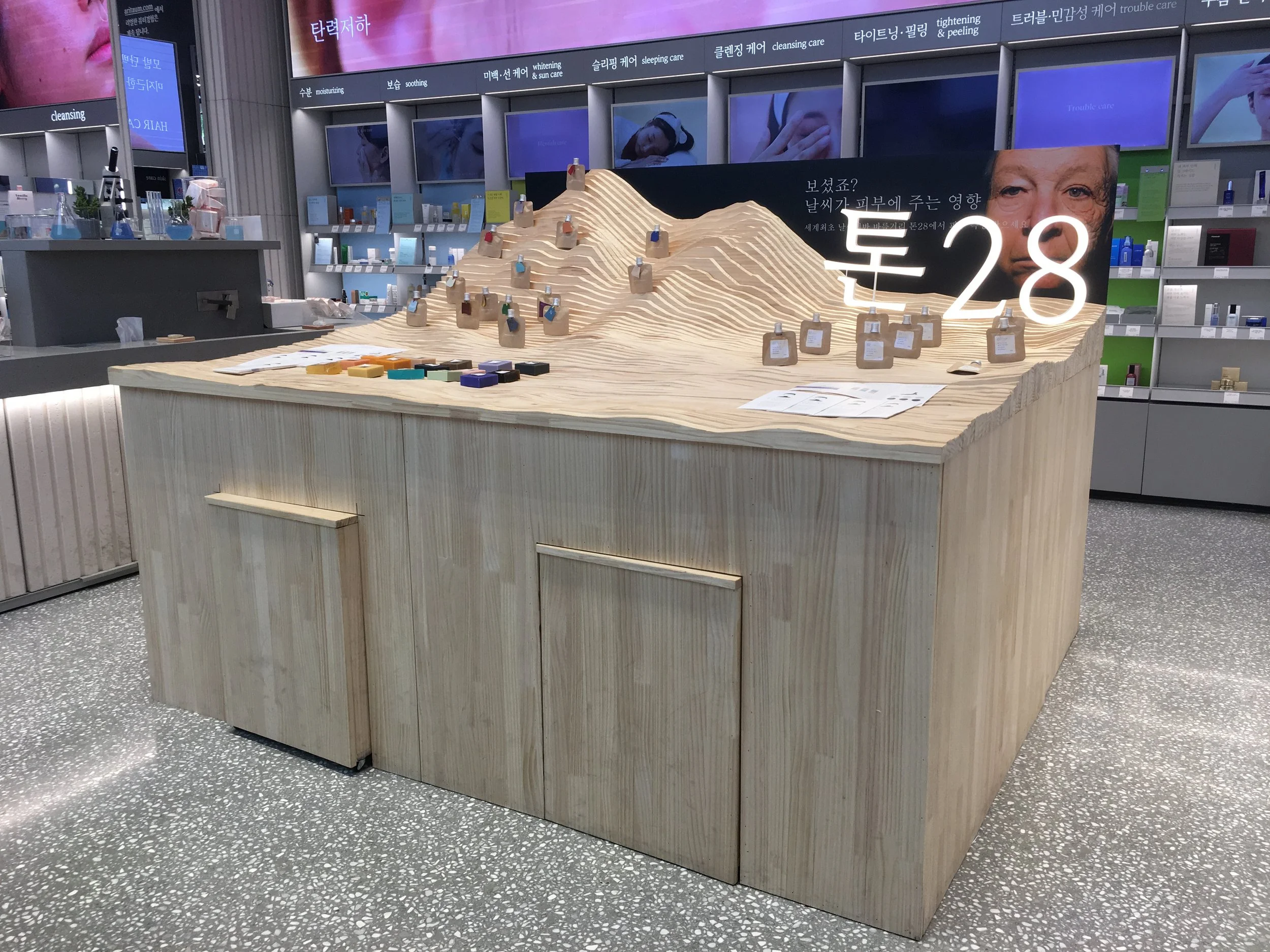 Toun28 Retail VMD Stands — Toun28