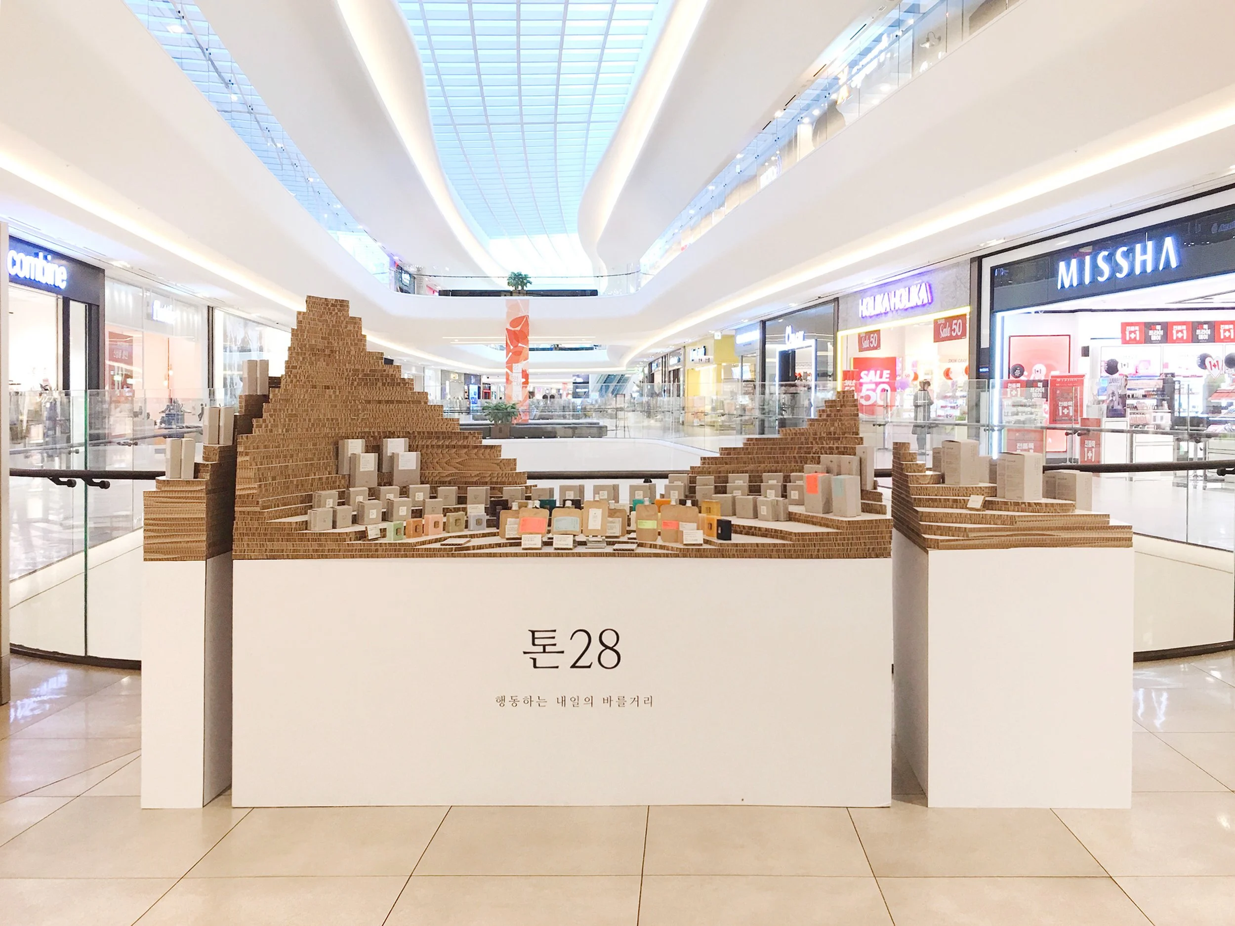 Toun28 Retail VMD Stands — Toun28