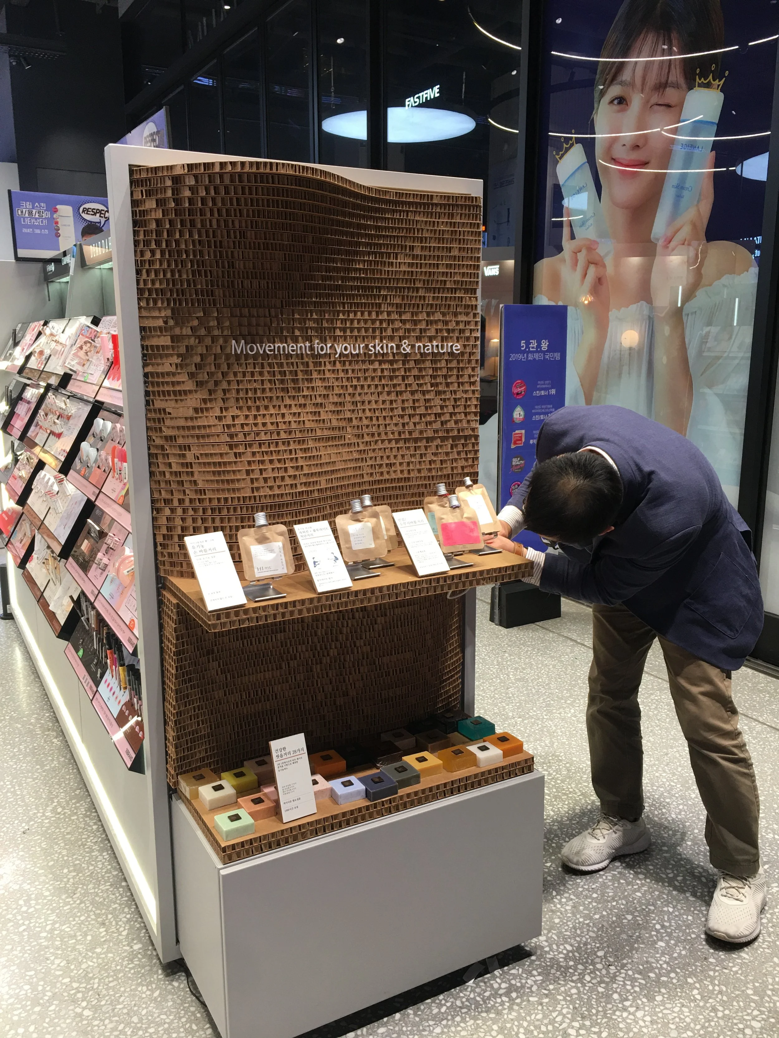 Toun28 Retail VMD Stands — Toun28