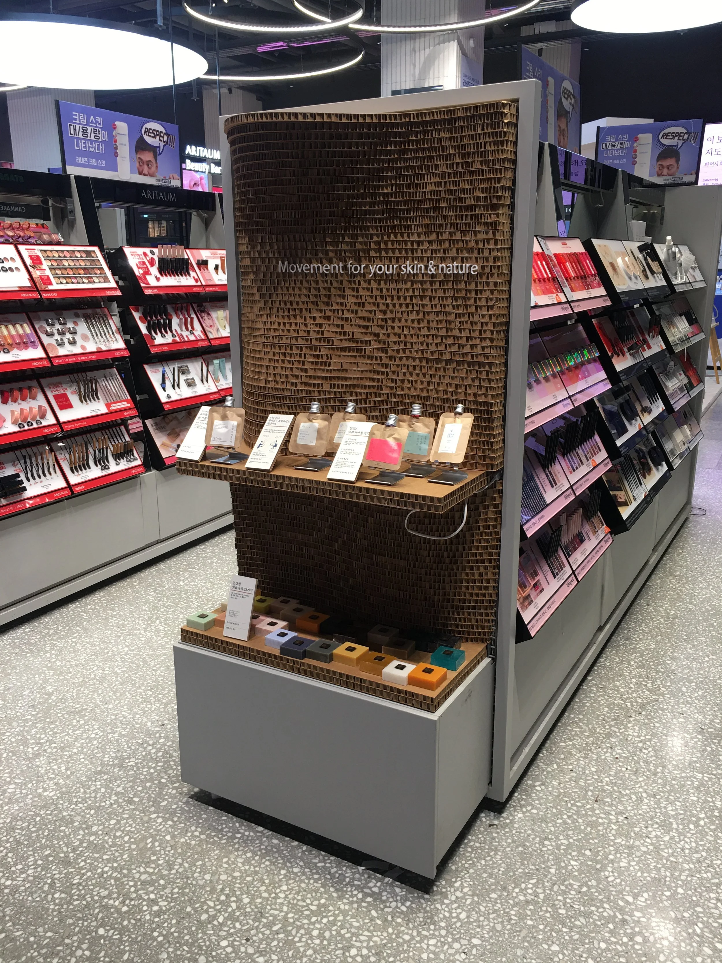 Toun28 Retail VMD Stands — Toun28
