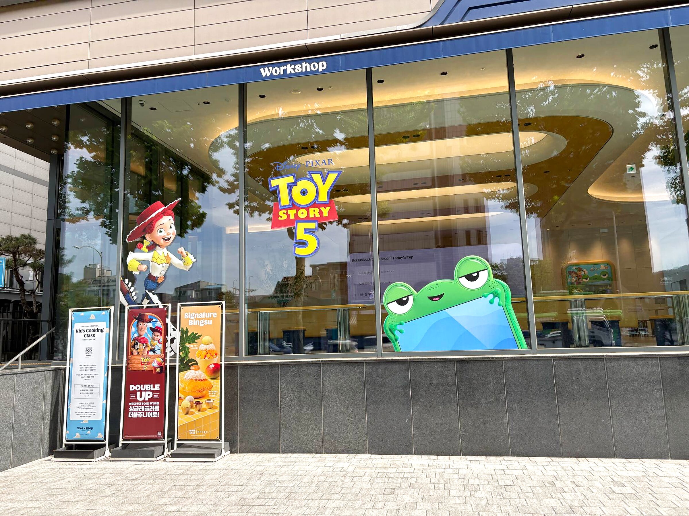 Workshop with the Toy Story 5 window, finished
